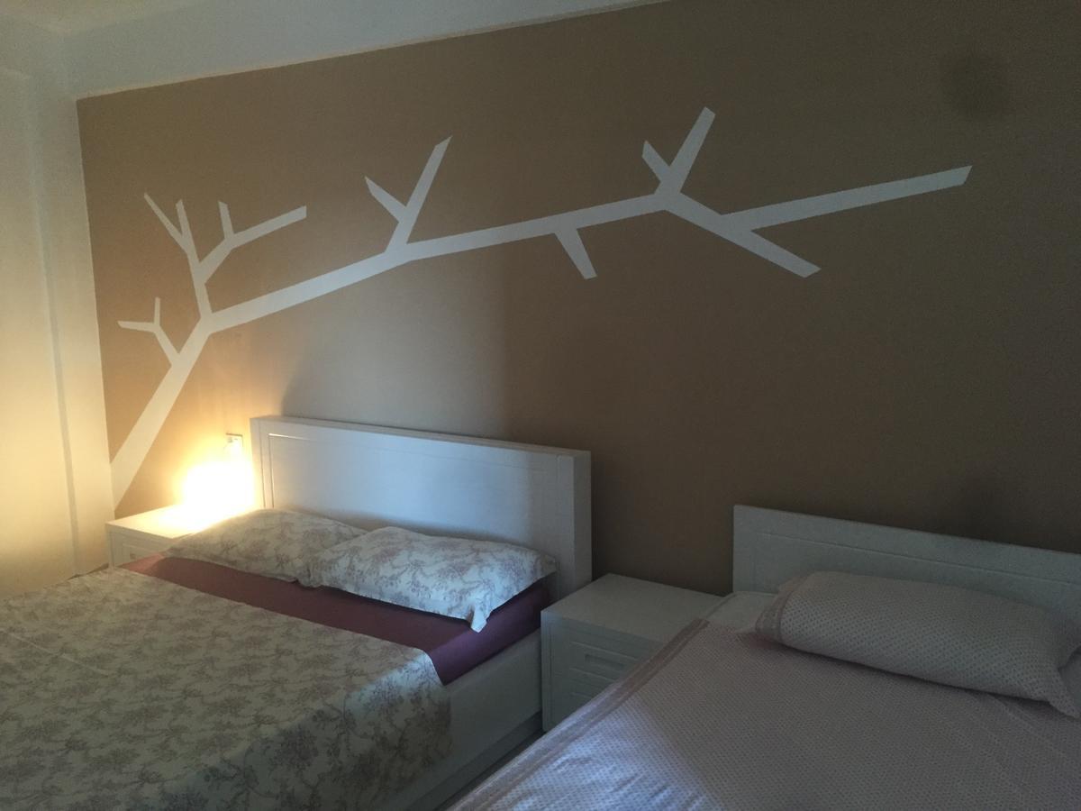 Aldi'S Guest House Vlore Exterior photo